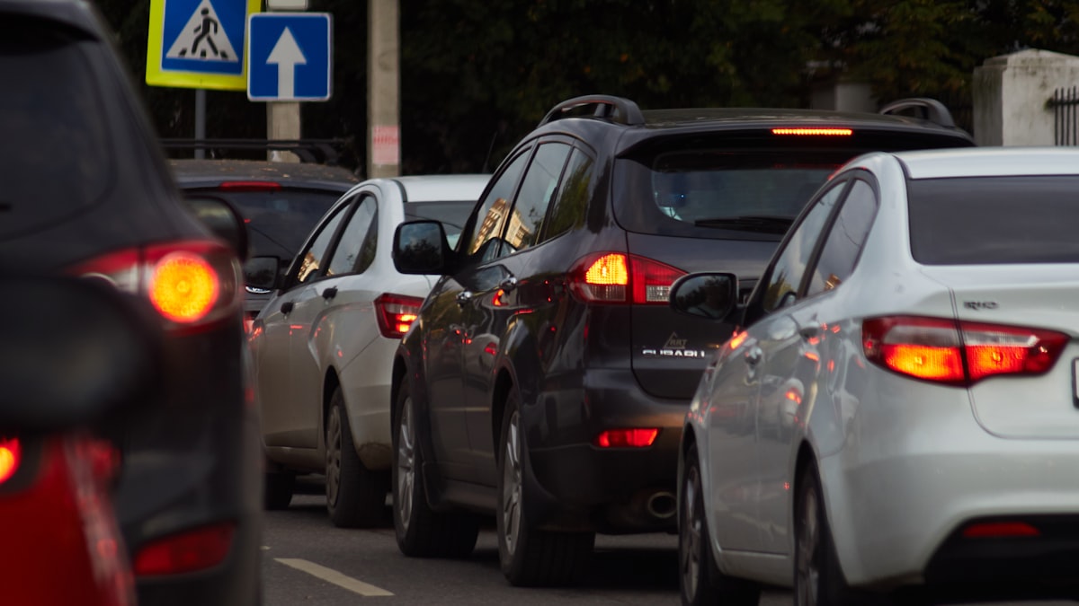 Autos stauen sich auf einer Innenstadt-Straße